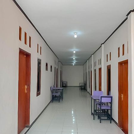 Hotel Reddoorz @ Jalan Ahmad Yani Karawang Esterno foto