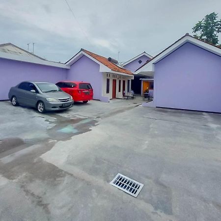 Hotel Reddoorz @ Jalan Ahmad Yani Karawang Esterno foto