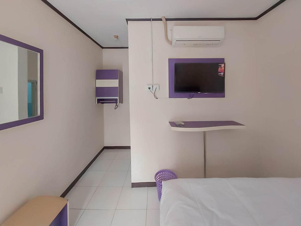 Hotel Reddoorz @ Jalan Ahmad Yani Karawang Esterno foto