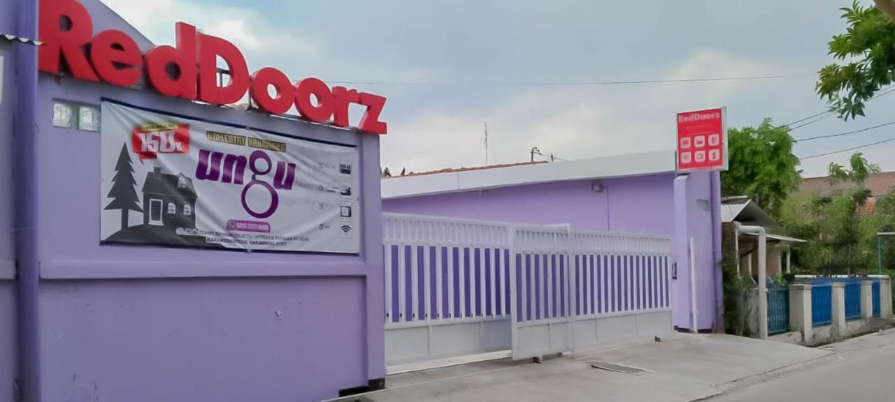 Hotel Reddoorz @ Jalan Ahmad Yani Karawang Esterno foto