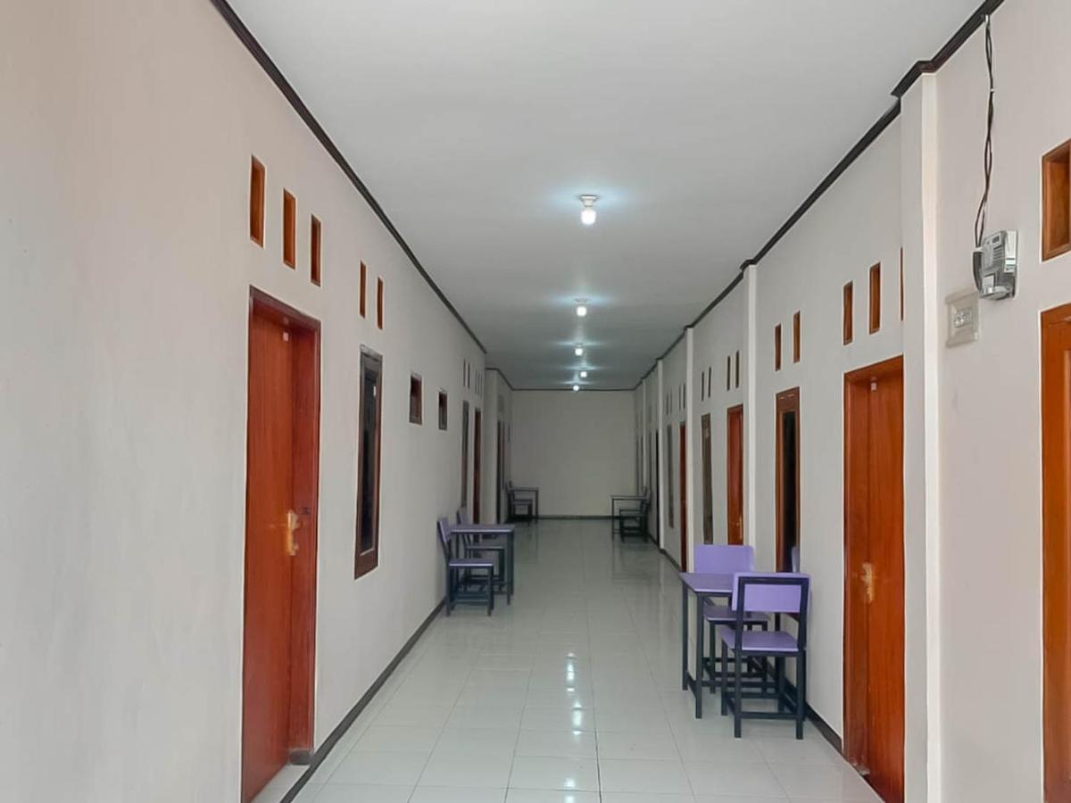 Hotel Reddoorz @ Jalan Ahmad Yani Karawang Esterno foto