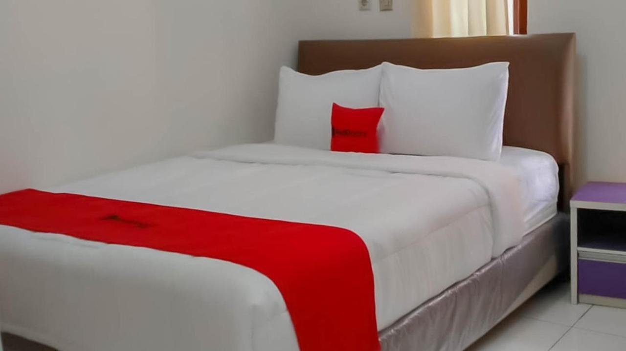 Hotel Reddoorz @ Jalan Ahmad Yani Karawang Esterno foto