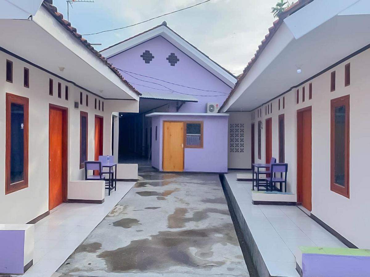 Hotel Reddoorz @ Jalan Ahmad Yani Karawang Esterno foto