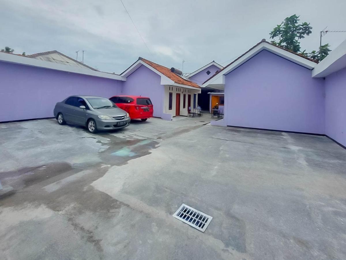 Hotel Reddoorz @ Jalan Ahmad Yani Karawang Esterno foto