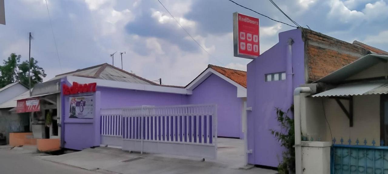 Hotel Reddoorz @ Jalan Ahmad Yani Karawang Esterno foto